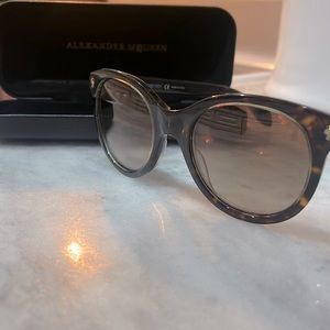 ALEXANDER MCQUEEN SUNGLASSES AM0024S
Womens